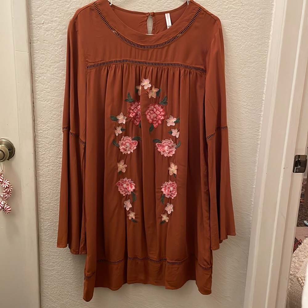 XHILIRATION FLOWY BROWN DRESS